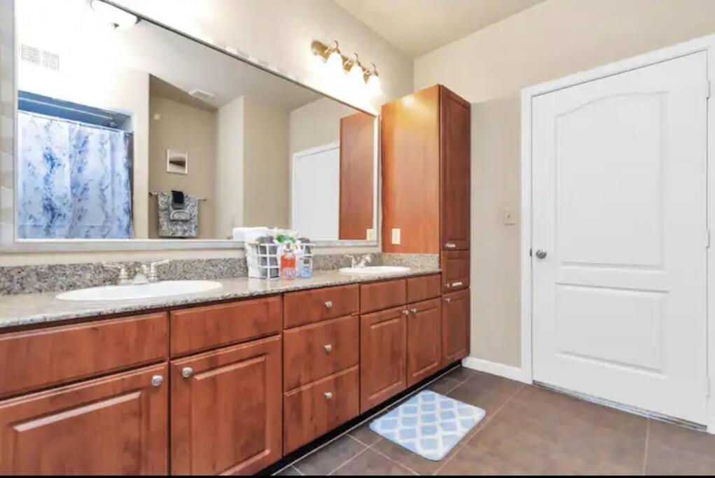 Modern Condo Near Texas Medical Center W Free Parking Хюстън Екстериор снимка